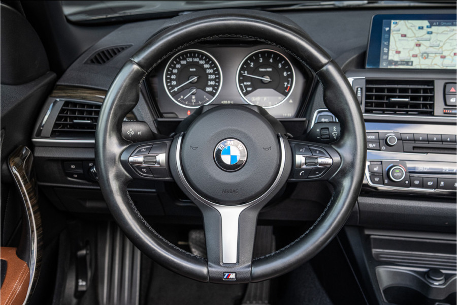 BMW 2 Serie Cabrio 220i Luxury Line Xenon - M Sport stuurwiel - Sportstoel