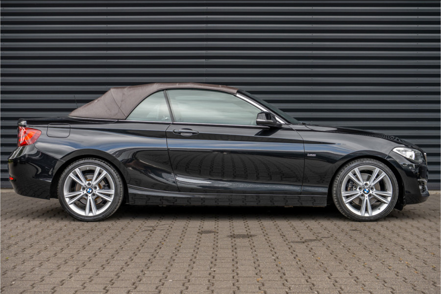 BMW 2 Serie Cabrio 220i Luxury Line Xenon - M Sport stuurwiel - Sportstoel