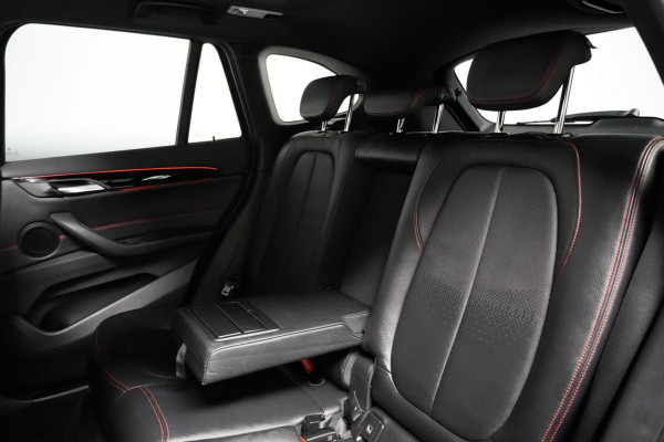 BMW X1 sDrive18i Sport Line Automaat 140 PK Facelift |Pano-dak | Leder | Stoelverwarming | Memory | Camera | LED | PDC |