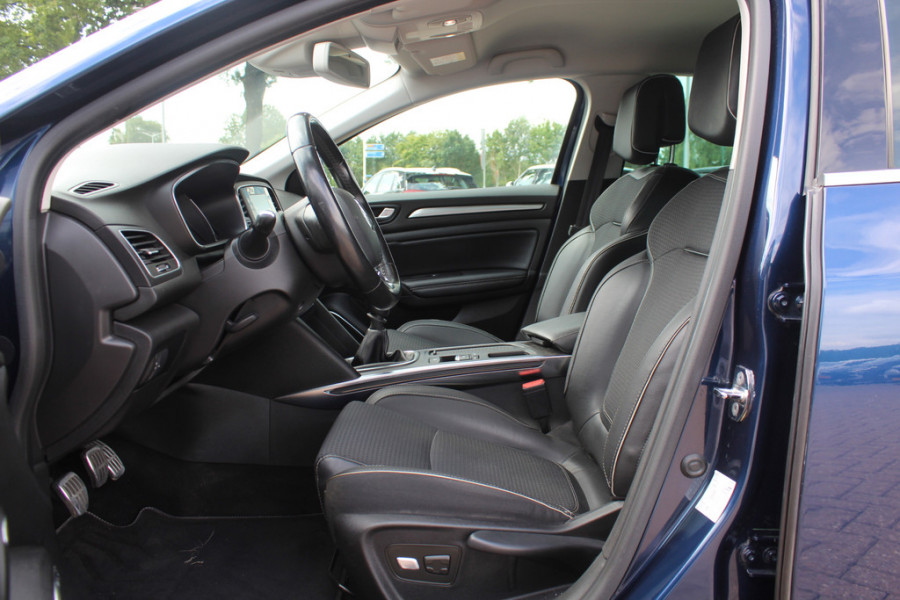 Renault MEGANE Estate 1.2 TCe Bose / Trekhaak / Camera / Navigatie / Bose / 17'' / Half leder / Keyless / Dodehoek / DAB / Cruise Control