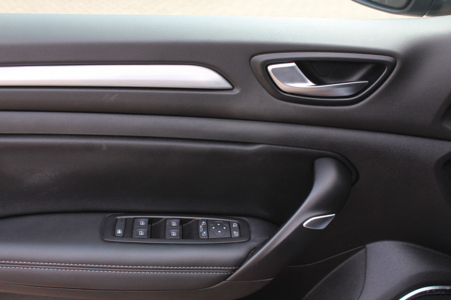 Renault MEGANE Estate 1.2 TCe Bose / Trekhaak / Camera / Navigatie / Bose / 17'' / Half leder / Keyless / Dodehoek / DAB / Cruise Control