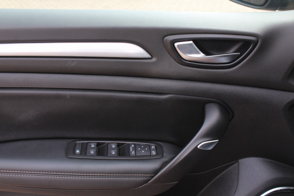 Renault MEGANE Estate 1.2 TCe Bose / Trekhaak / Camera / Navigatie / Bose / 17'' / Half leder / Keyless / Dodehoek / DAB / Cruise Control