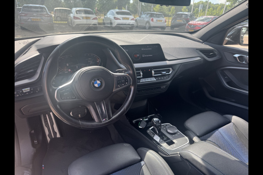 BMW 1-serie 118i Executive Ed. M Sport / Navigatie / Half leder / 19'' / Sportstoelen / Blackpack / Dakspoiler / Stoelverwarming / Cruise Control / Getint glas