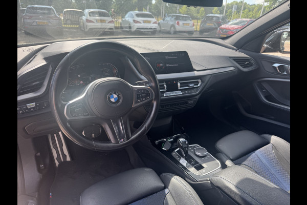 BMW 1-serie 118i Executive Ed. M Sport / Navigatie / Half leder / 19'' / Sportstoelen / Blackpack / Dakspoiler / Stoelverwarming / Cruise Control / Getint glas
