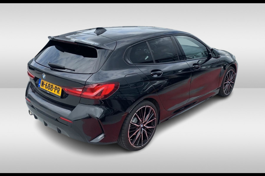 BMW 1-serie 118i Executive Ed. M Sport / Navigatie / Half leder / 19'' / Sportstoelen / Blackpack / Dakspoiler / Stoelverwarming / Cruise Control / Getint glas
