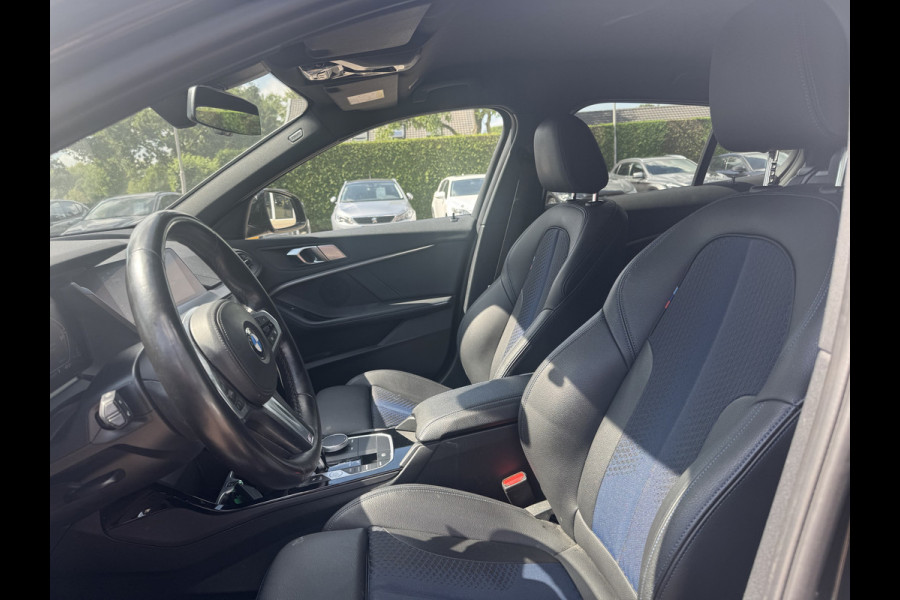 BMW 1-serie 118i Executive Ed. M Sport / Navigatie / Half leder / 19'' / Sportstoelen / Blackpack / Dakspoiler / Stoelverwarming / Cruise Control / Getint glas