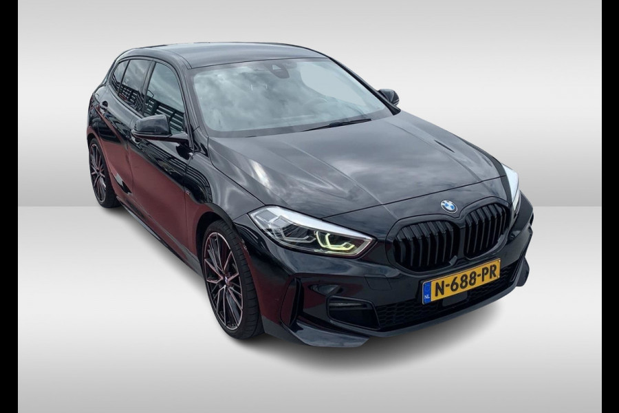 BMW 1-serie 118i Executive Ed. M Sport / Navigatie / Half leder / 19'' / Sportstoelen / Blackpack / Dakspoiler / Stoelverwarming / Cruise Control / Getint glas