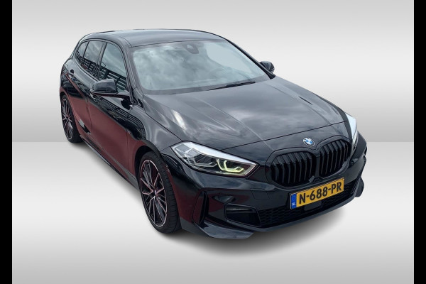 BMW 1-serie 118i Executive Ed. M Sport / Navigatie / Half leder / 19'' / Sportstoelen / Blackpack / Dakspoiler / Stoelverwarming / Cruise Control / Getint glas