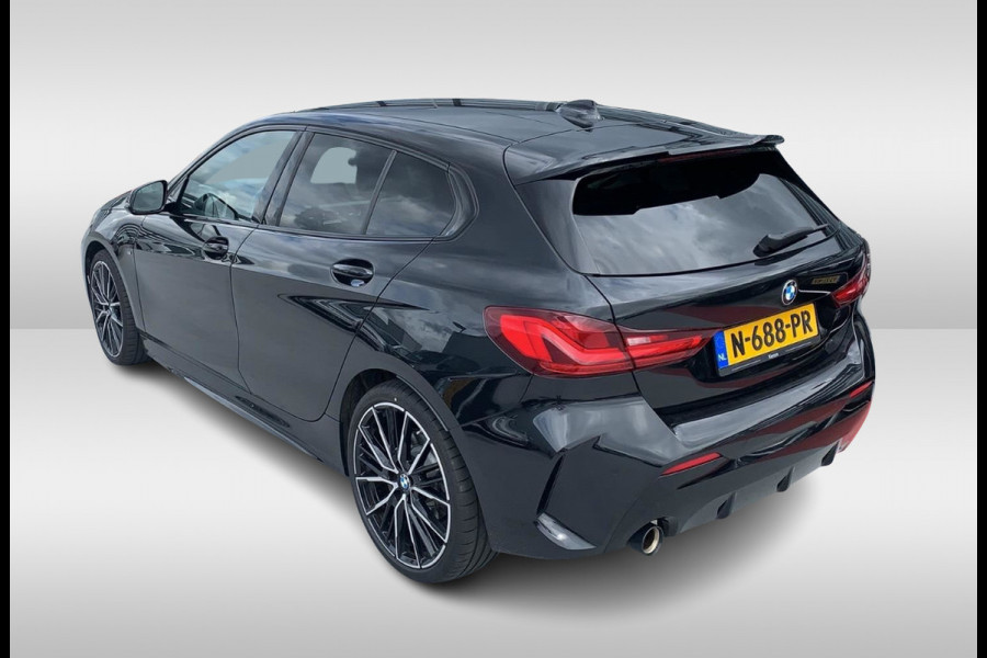 BMW 1-serie 118i Executive Ed. M Sport / Navigatie / Half leder / 19'' / Sportstoelen / Blackpack / Dakspoiler / Stoelverwarming / Cruise Control / Getint glas