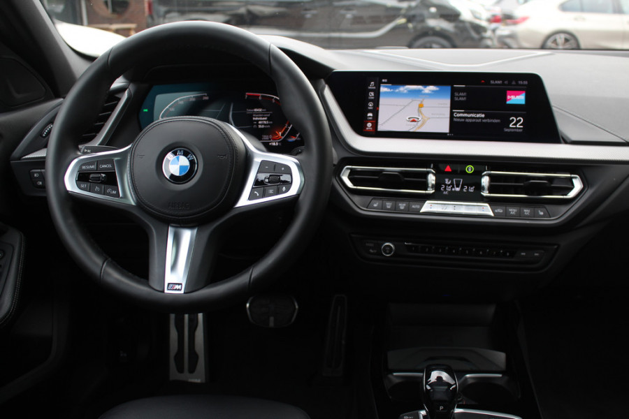 BMW 1-serie 118i Executive Ed. M Sport / Navigatie / Half leder / 19'' / Sportstoelen / Blackpack / Dakspoiler / Stoelverwarming / Cruise Control / Getint glas