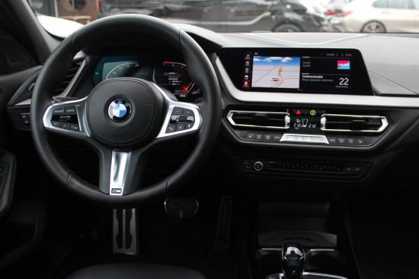 BMW 1-serie 118i Executive Ed. M Sport / Navigatie / Half leder / 19'' / Sportstoelen / Blackpack / Dakspoiler / Stoelverwarming / Cruise Control / Getint glas