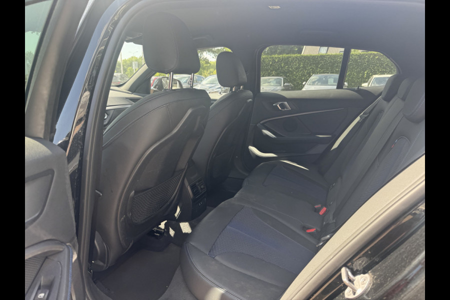 BMW 1-serie 118i Executive Ed. M Sport / Navigatie / Half leder / 19'' / Sportstoelen / Blackpack / Dakspoiler / Stoelverwarming / Cruise Control / Getint glas