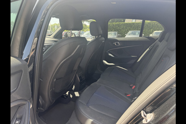 BMW 1-serie 118i Executive Ed. M Sport / Navigatie / Half leder / 19'' / Sportstoelen / Blackpack / Dakspoiler / Stoelverwarming / Cruise Control / Getint glas