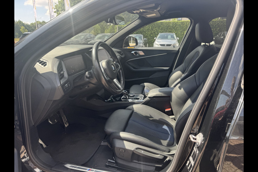 BMW 1-serie 118i Executive Ed. M Sport / Navigatie / Half leder / 19'' / Sportstoelen / Blackpack / Dakspoiler / Stoelverwarming / Cruise Control / Getint glas