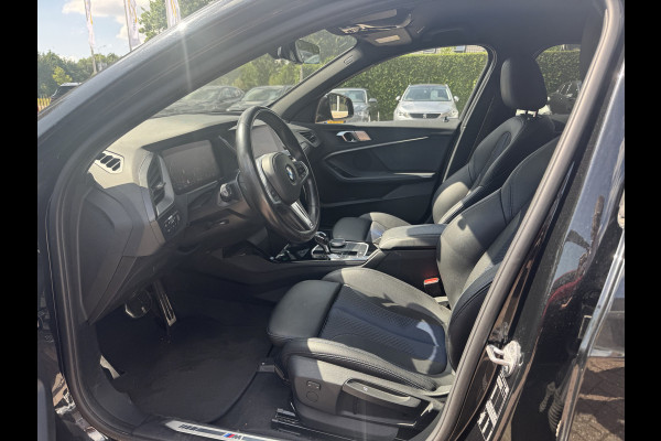 BMW 1-serie 118i Executive Ed. M Sport / Navigatie / Half leder / 19'' / Sportstoelen / Blackpack / Dakspoiler / Stoelverwarming / Cruise Control / Getint glas