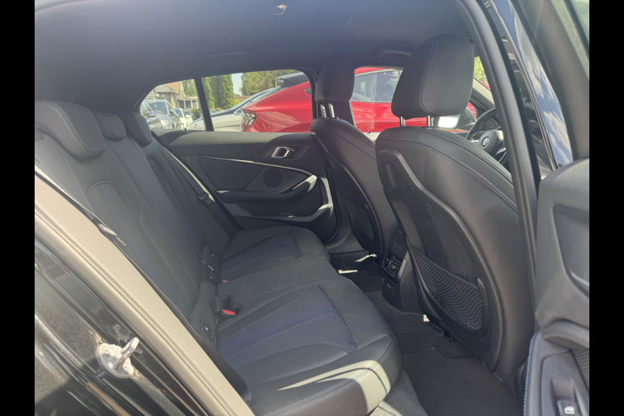 BMW 1-serie 118i Executive Ed. M Sport / Navigatie / Half leder / 19'' / Sportstoelen / Blackpack / Dakspoiler / Stoelverwarming / Cruise Control / Getint glas