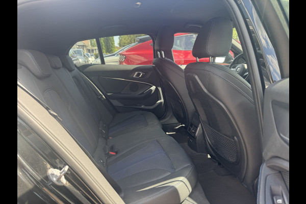 BMW 1-serie 118i Executive Ed. M Sport / Navigatie / Half leder / 19'' / Sportstoelen / Blackpack / Dakspoiler / Stoelverwarming / Cruise Control / Getint glas