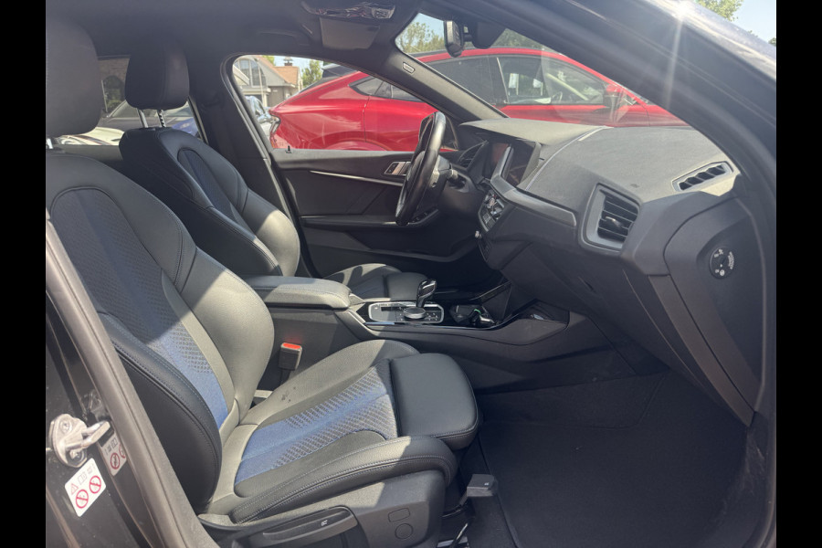 BMW 1-serie 118i Executive Ed. M Sport / Navigatie / Half leder / 19'' / Sportstoelen / Blackpack / Dakspoiler / Stoelverwarming / Cruise Control / Getint glas