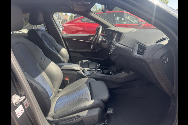 BMW 1-serie 118i Executive Ed. M Sport / Navigatie / Half leder / 19'' / Sportstoelen / Blackpack / Dakspoiler / Stoelverwarming / Cruise Control / Getint glas