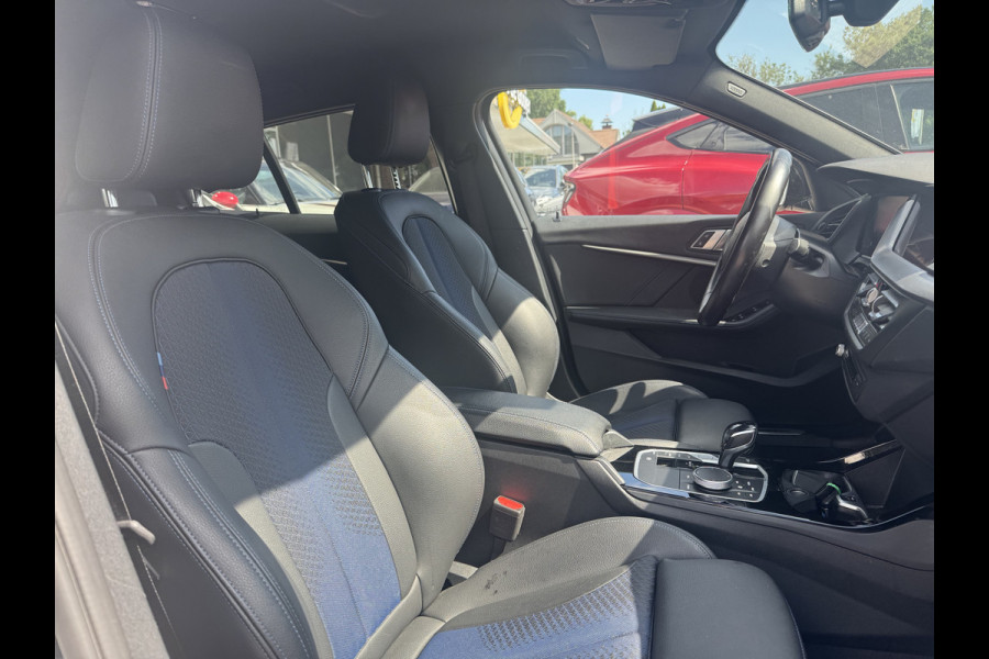 BMW 1-serie 118i Executive Ed. M Sport / Navigatie / Half leder / 19'' / Sportstoelen / Blackpack / Dakspoiler / Stoelverwarming / Cruise Control / Getint glas