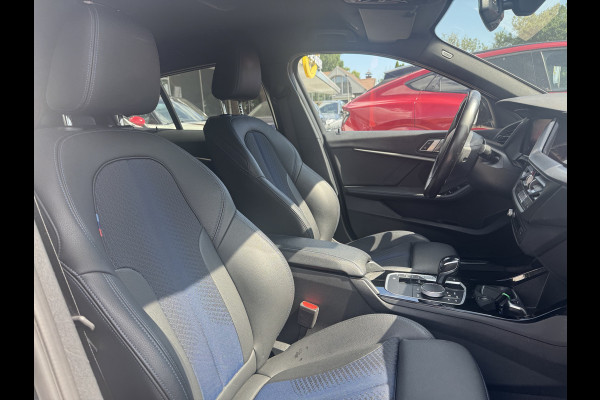 BMW 1-serie 118i Executive Ed. M Sport / Navigatie / Half leder / 19'' / Sportstoelen / Blackpack / Dakspoiler / Stoelverwarming / Cruise Control / Getint glas