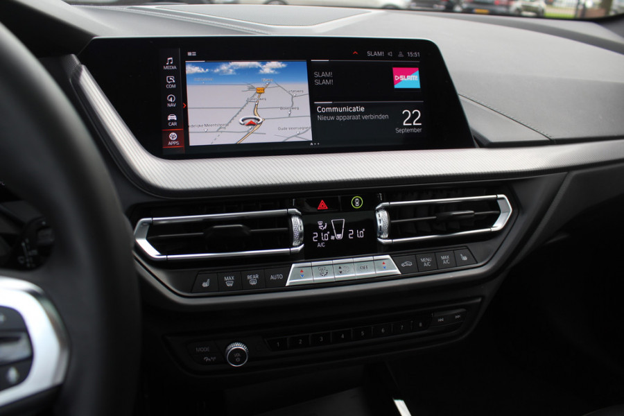 BMW 1-serie 118i Executive Ed. M Sport / Navigatie / Half leder / 19'' / Sportstoelen / Blackpack / Dakspoiler / Stoelverwarming / Cruise Control / Getint glas