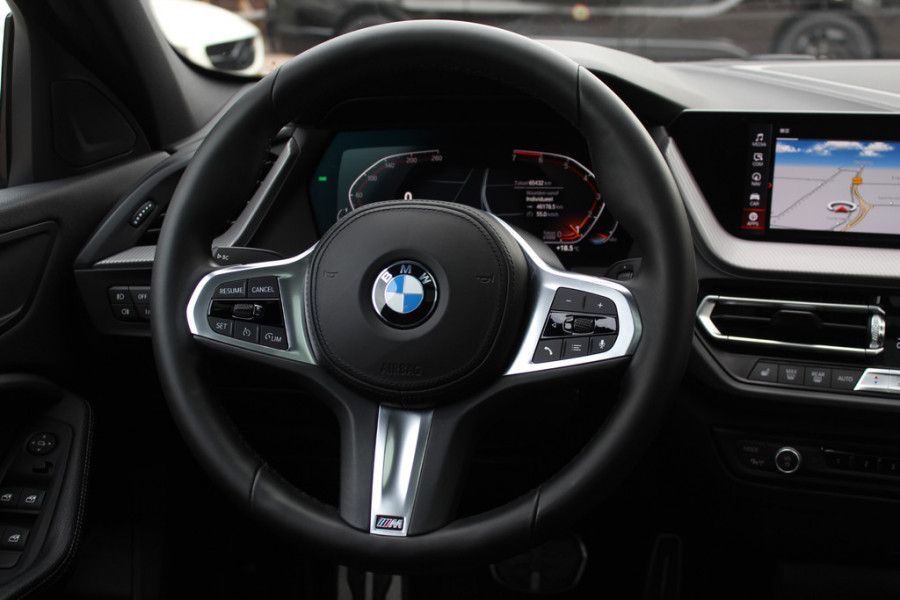 BMW 1-serie 118i Executive Ed. M Sport / Navigatie / Half leder / 19'' / Sportstoelen / Blackpack / Dakspoiler / Stoelverwarming / Cruise Control / Getint glas