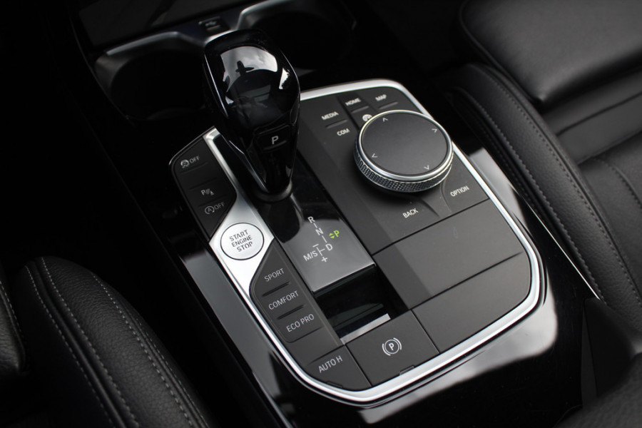 BMW 1-serie 118i Executive Ed. M Sport / Navigatie / Half leder / 19'' / Sportstoelen / Blackpack / Dakspoiler / Stoelverwarming / Cruise Control / Getint glas