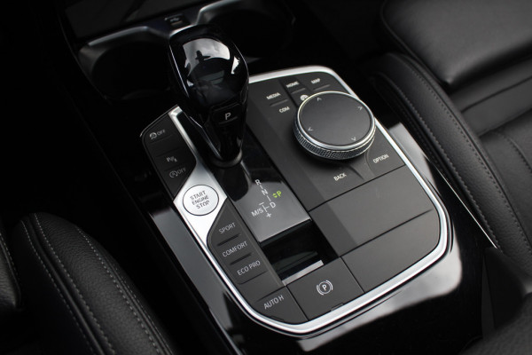 BMW 1-serie 118i Executive Ed. M Sport / Navigatie / Half leder / 19'' / Sportstoelen / Blackpack / Dakspoiler / Stoelverwarming / Cruise Control / Getint glas