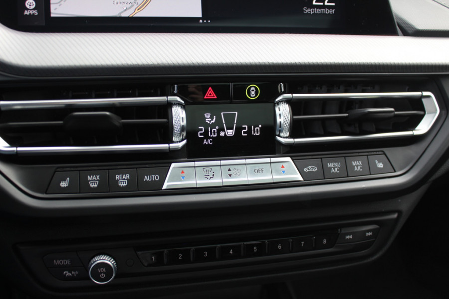 BMW 1-serie 118i Executive Ed. M Sport / Navigatie / Half leder / 19'' / Sportstoelen / Blackpack / Dakspoiler / Stoelverwarming / Cruise Control / Getint glas