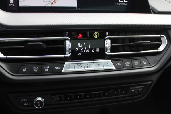 BMW 1-serie 118i Executive Ed. M Sport / Navigatie / Half leder / 19'' / Sportstoelen / Blackpack / Dakspoiler / Stoelverwarming / Cruise Control / Getint glas