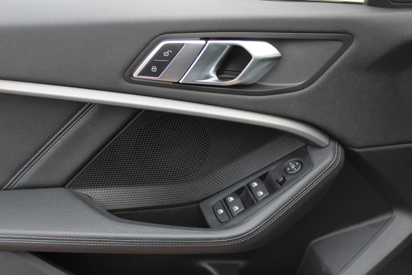 BMW 1-serie 118i Executive Ed. M Sport / Navigatie / Half leder / 19'' / Sportstoelen / Blackpack / Dakspoiler / Stoelverwarming / Cruise Control / Getint glas