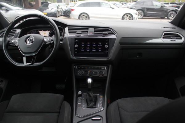 Volkswagen Tiguan Allspace 1.5 TSI Highline Business R-Line 7p. / Panoramadak / Camera / 20'' / Virtual Cockpit / DAB / Stoelverwarming / ACC / Spiegelpakket