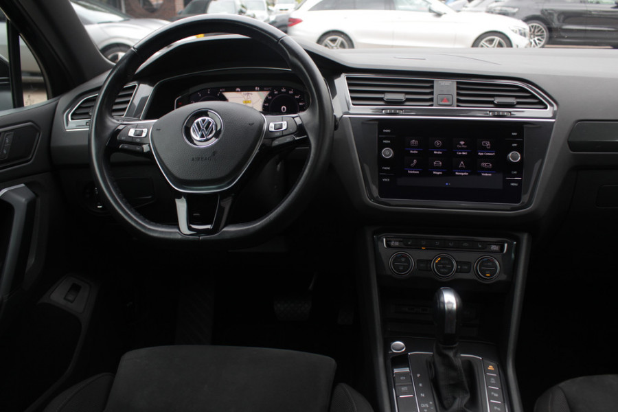 Volkswagen Tiguan Allspace 1.5 TSI Highline Business R-Line 7p. / Panoramadak / Camera / 20'' / Virtual Cockpit / DAB / Stoelverwarming / ACC / Spiegelpakket