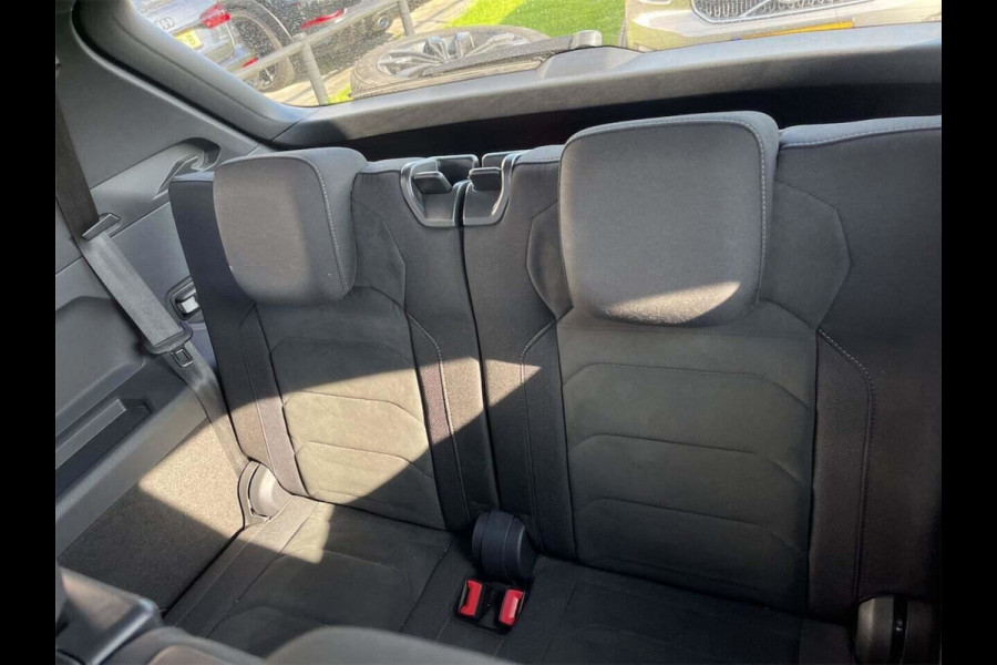Volkswagen Tiguan Allspace 1.5 TSI Highline Business R-Line 7p. / Panoramadak / Camera / 20'' / Virtual Cockpit / DAB / Stoelverwarming / ACC / Spiegelpakket