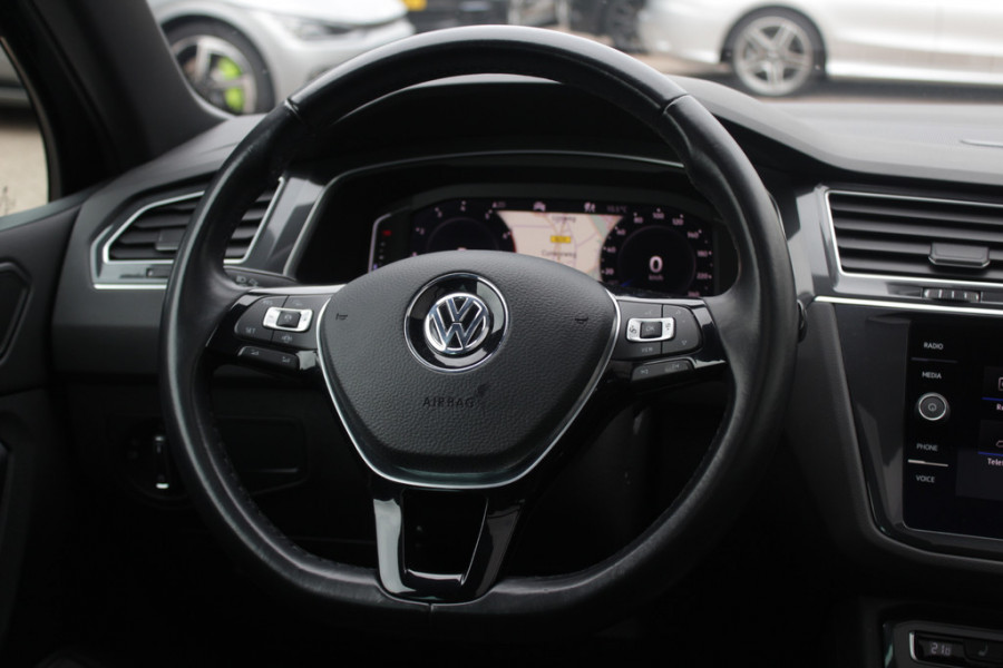Volkswagen Tiguan Allspace 1.5 TSI Highline Business R-Line 7p. / Panoramadak / Camera / 20'' / Virtual Cockpit / DAB / Stoelverwarming / ACC / Spiegelpakket