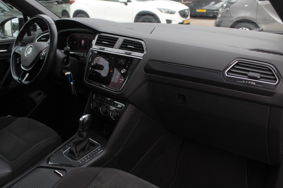Volkswagen Tiguan Allspace 1.5 TSI Highline Business R-Line 7p. / Panoramadak / Camera / 20'' / Virtual Cockpit / DAB / Stoelverwarming / ACC / Spiegelpakket