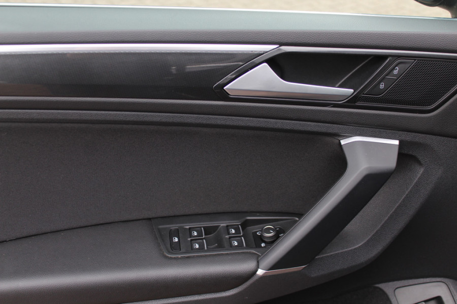 Volkswagen Tiguan Allspace 1.5 TSI Highline Business R-Line 7p. / Panoramadak / Camera / 20'' / Virtual Cockpit / DAB / Stoelverwarming / ACC / Spiegelpakket