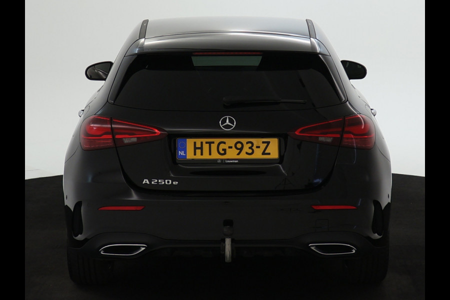 Mercedes-Benz A-Klasse 250 e AMG Line | AMG Line Advanced Plus | Night Pakket | Trekhaak | Sfeerverlichting | Stuur en Stoelverwarming | Inclusief 24 maanden MB Certified garantie voor Europa.