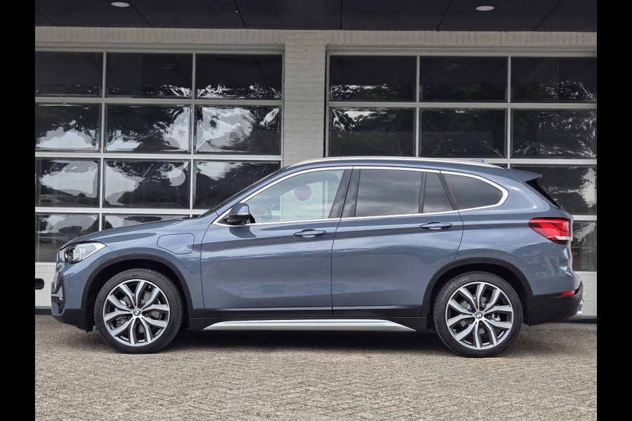 BMW X1 xDrive25e X line | 19 INCH LM VELGEN | SPORTSTOELEN | TREKHAAK | CAMERA |