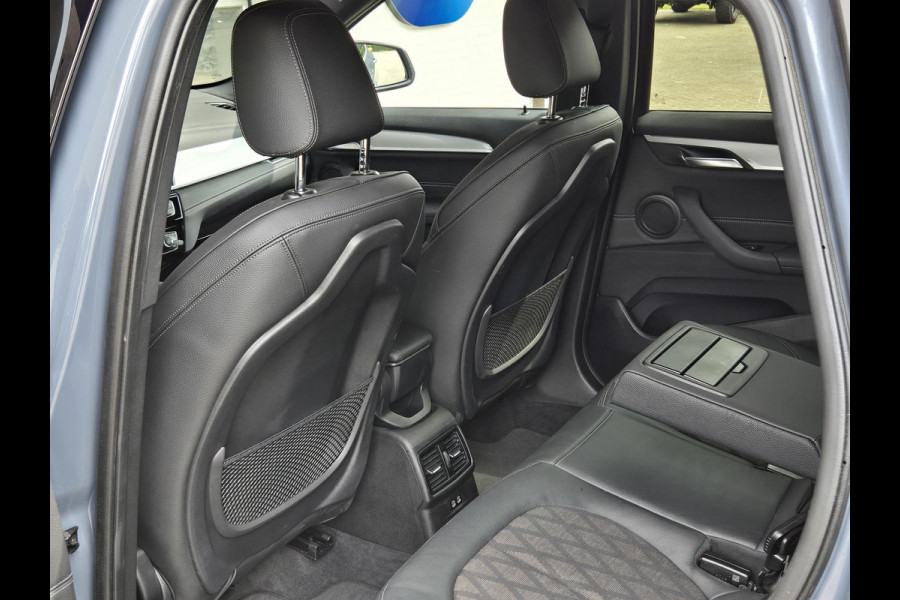 BMW X1 xDrive25e X line | 19 INCH LM VELGEN | SPORTSTOELEN | TREKHAAK | CAMERA |