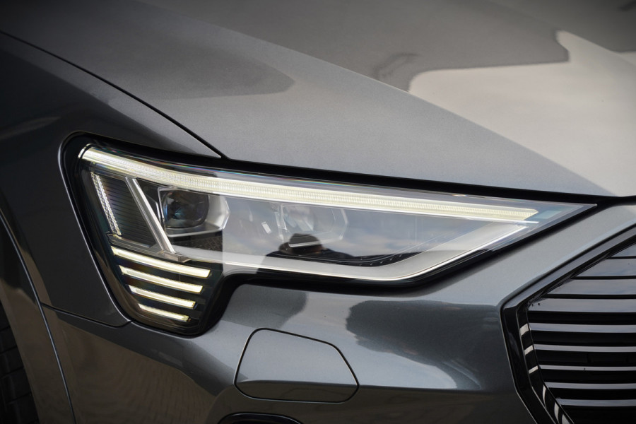 Audi e-tron Sportback 50 quattro S edition 71 kWh | RS Seats | Diamond Stitch | Panoramadak | S-Line | Keyless | Memory Seats | Stoelverwarming | Ambiance Verlichting | Camera | Adaptive Cruise Control | Leer | Matrix LED | Luchtvering |