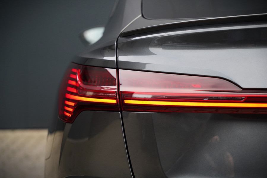 Audi e-tron Sportback 50 quattro S edition 71 kWh | RS Seats | Diamond Stitch | Panoramadak | S-Line | Keyless | Memory Seats | Stoelverwarming | Ambiance Verlichting | Camera | Adaptive Cruise Control | Leer | Matrix LED | Luchtvering |