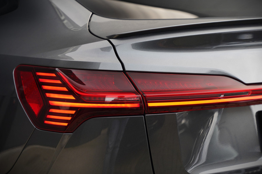 Audi e-tron Sportback 50 quattro S edition 71 kWh | RS Seats | Diamond Stitch | Panoramadak | S-Line | Keyless | Memory Seats | Stoelverwarming | Ambiance Verlichting | Camera | Adaptive Cruise Control | Leer | Matrix LED | Luchtvering |