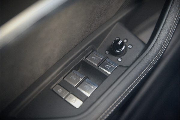 Audi e-tron Sportback 50 quattro S edition 71 kWh | RS Seats | Diamond Stitch | Panoramadak | S-Line | Keyless | Memory Seats | Stoelverwarming | Ambiance Verlichting | Camera | Adaptive Cruise Control | Leer | Matrix LED | Luchtvering |