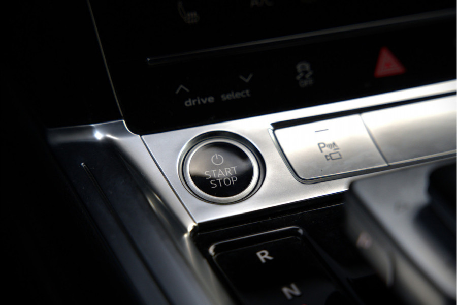 Audi e-tron Sportback 50 quattro S edition 71 kWh | RS Seats | Diamond Stitch | Panoramadak | S-Line | Keyless | Memory Seats | Stoelverwarming | Ambiance Verlichting | Camera | Adaptive Cruise Control | Leer | Matrix LED | Luchtvering |