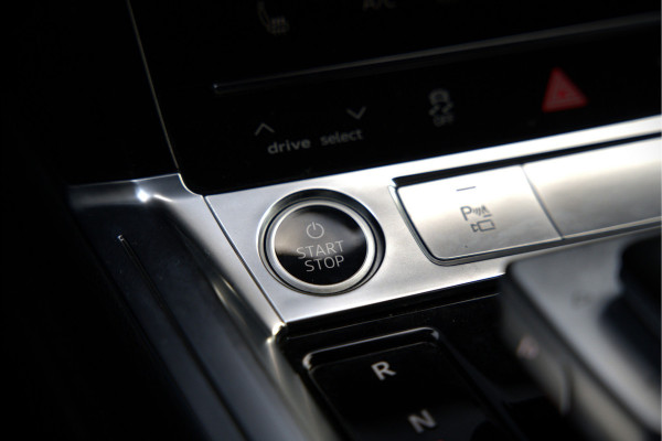 Audi e-tron Sportback 50 quattro S edition 71 kWh | RS Seats | Diamond Stitch | Panoramadak | S-Line | Keyless | Memory Seats | Stoelverwarming | Ambiance Verlichting | Camera | Adaptive Cruise Control | Leer | Matrix LED | Luchtvering |