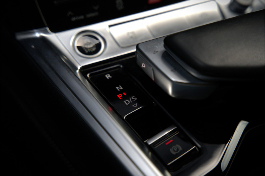 Audi e-tron Sportback 50 quattro S edition 71 kWh | RS Seats | Diamond Stitch | Panoramadak | S-Line | Keyless | Memory Seats | Stoelverwarming | Ambiance Verlichting | Camera | Adaptive Cruise Control | Leer | Matrix LED | Luchtvering |
