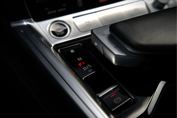 Audi e-tron Sportback 50 quattro S edition 71 kWh | RS Seats | Diamond Stitch | Panoramadak | S-Line | Keyless | Memory Seats | Stoelverwarming | Ambiance Verlichting | Camera | Adaptive Cruise Control | Leer | Matrix LED | Luchtvering |