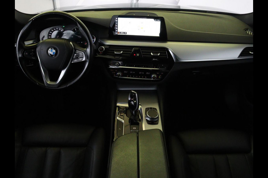 BMW 5 Serie 520i High Executive | M-Sport | Leder | Stoelverwarming | Trekhaak | 20'' | Adaptief LED | Comfortstoelen | Navigatie | Parkeerhulp | Memory